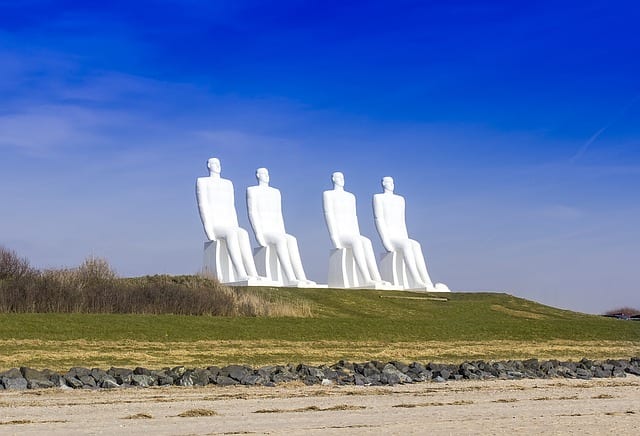 esbjerg weiße männer skulptur