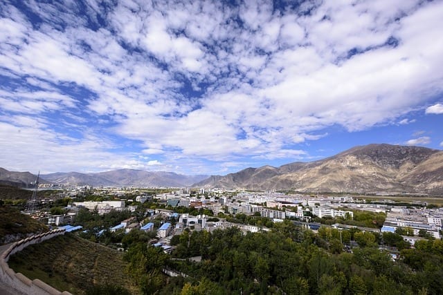 lhasa blick auf die stadt blauer himmel